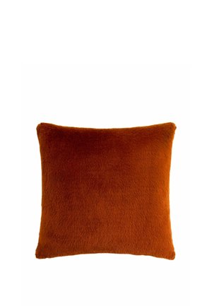 Štvorcový mäkký zamatový vankúš v teplej farbe spálenej oranžovej s hladkou a plyšovou textúrou.