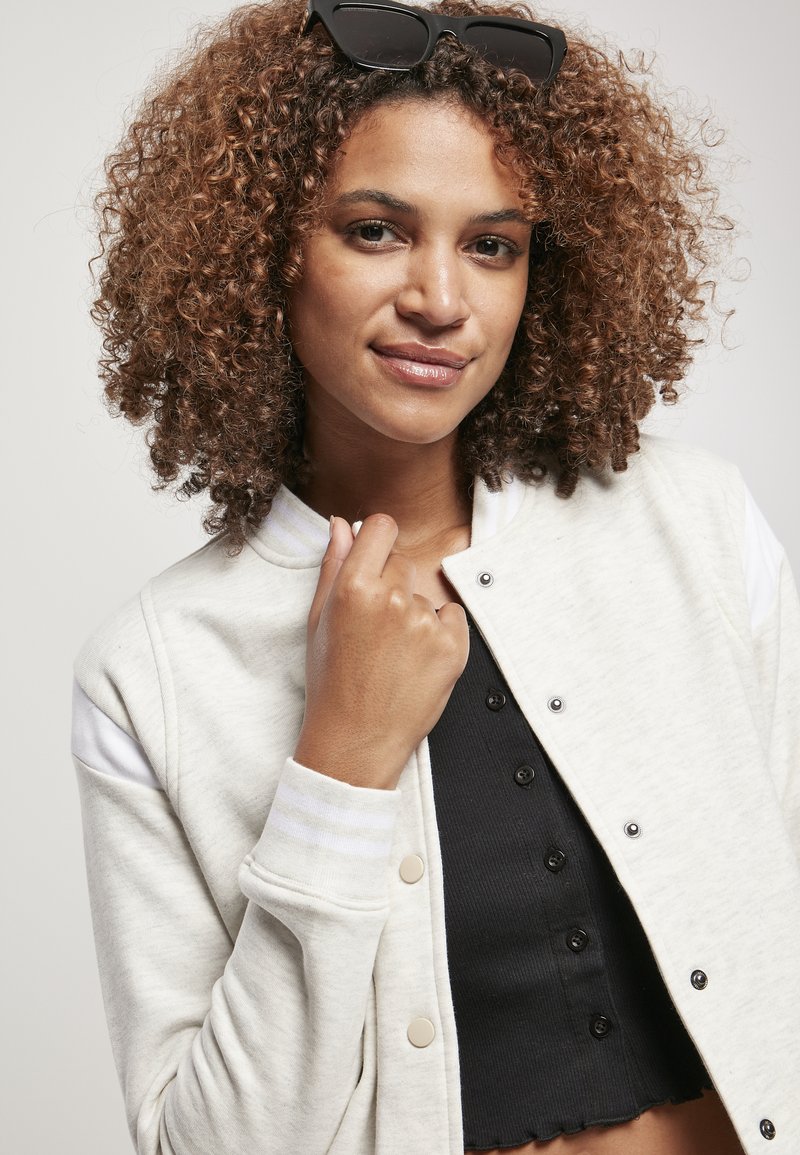 Damen Leichte Jacken | Urban Classics LADIES INSET COLLEGE JACKET Sweatjacke lightgrey/white/hellgrau - QA62958 Damen Leichte Jacken | Urban Classics LADIES INSET COLLEGE JACKET Sweatjacke lightgrey/white/hellgrau - QA62958