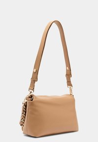 Bolso de mano de imitación cuero en tono marrón claro con un acento de cadena en tono dorado, correa ajustable y forma redondeada. Textura suave, diseño minimalista.