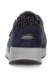 Sneaker in camoscio blu navy con fodera a motivo leopardato, dettagli grigi e suola in gomma testurizzata. Presenta un logo posteriore e una chiusura con zip pratica.