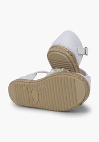 Sandal espadrille bianca con suola in juta intrecciata, tomaia in tessuto liscio, cinturino regolabile e suola in gomma testurizzata.