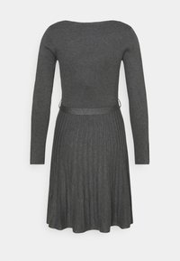 Robe en tricot gris foncé avec des manches longues, un buste côtelé et une jupe plissée évasée. Présente une ceinture en tissu assorti à la taille.
