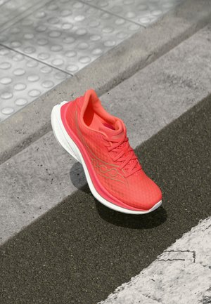Saucony ENDORPHIN SPEED 5 - Sapatos para corrida em estrada - coral/salmon
