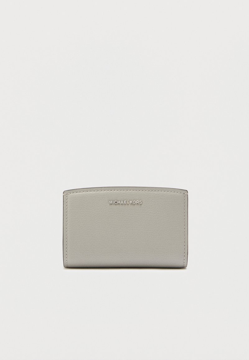 Γκρι δερμάτινο πορτοφόλι με ομαλή υφή και στρογγυλεμένη κορυφή. Διαθέτει τη σήμανση "MICHAEL KORS" με κεφαλαία γράμματα στο μπροστινό μέρος.