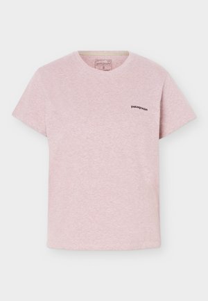 Hele roosa Patagonia lühikeste varrukatega ümmarguse kaelusega T-särk väikese musta logoga vasakul rinnal, valgel taustal.