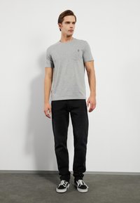 Pier One 2 PACK  - T-shirts - black/mottled grey