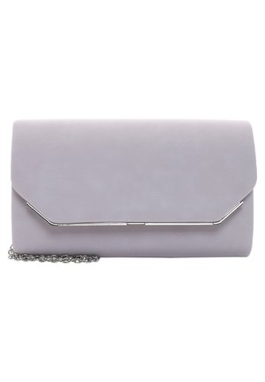 Pochette rectangulaire gris clair avec un accent métallique argenté sur le rabat et une petite chaîne argentée partiellement visible.