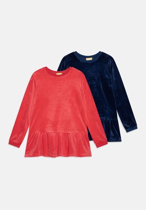 Kaksi pitkähihaista mekkoa: yksi punainen ja yksi tummansininen sametti. Molemmissa on pyöreä pääntie ja kerätty peplum-helma. Pehmeä rakenne ja yksinkertaiset värit.
