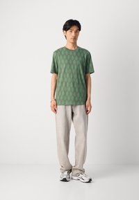 Scotch & Soda REGULAR FIT - T-shirts med print - thyme