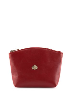 Pochette en cuir rouge avec fermeture éclair et un petit emblème doré centré sur le devant, sur fond blanc.