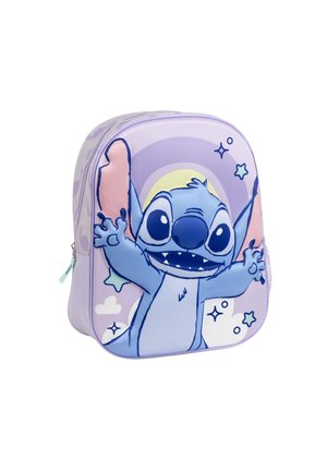 Mochila infantil de lavanda con el personaje animado azul alienígena Stitch con los brazos levantados, estrellas, nubes y un fondo de arcoíris.