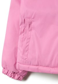 Chaqueta acolchada rosa con puños elásticos, presenta un bolsillo lateral y una textura de tela suave y brillante. Diseño sencillo sin patrones notables.