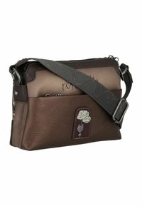 Borsa a tracolla in pelle marrone con chiusura a zip, tracolla regolabile e una toppa decorativa con un design di un gatto e il testo.
