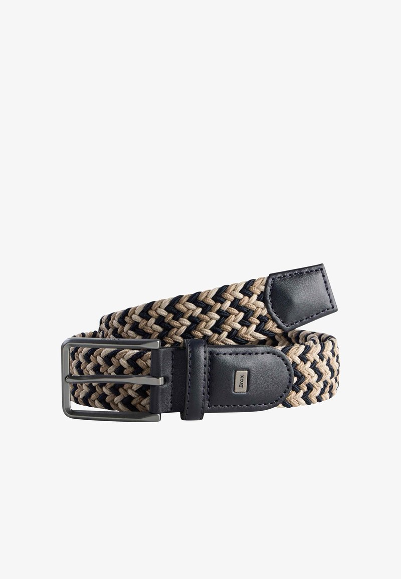 Geflochtener Stoffgürtel in Beige und Marineblau mit schwarzen Lederenden und silberner rechteckiger Schnalle, versehen mit einem kleinen Metallschild mit Markenlogo.
