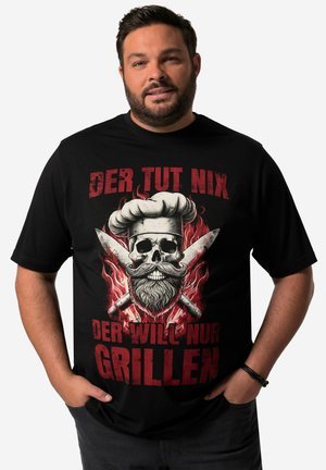 Zwarte katoenen t-shirt met een centraal grafisch ontwerp van een schedel met een koksmuts, gekruiste messen en rode vlammen, met tekst in rood en wit.