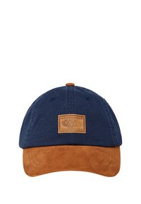Casquette en coton bleu marine avec une visière en daim marron, dotée d'une étiquette en cuir rectangulaire avec le logo de la marque embossé sur le devant.