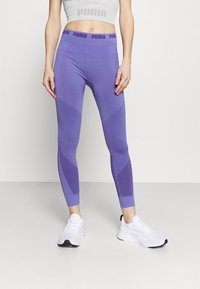 Lila Leggings mit strukturierten Einsätzen und passgenauer Form. Verfügt über einen hohen Taillenbund mit wiederholtem Logo und Mesh-Akzenten. Geeignet für Sportbekleidung.