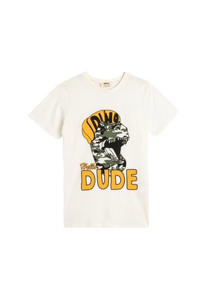 Hvid bomulds T-shirt med et grafisk print af en dinosaur iført en gul kasket. Teksten siger "DINO DUDE" med fede sorte og orange bogstaver.