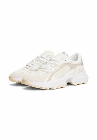 Witte sportieve sneakers met een mix van gladde en gestructureerde materialen, dikke zolen en contrasterende lichtbeige accenten. Veters en een gevoerde kraag inbegrepen.