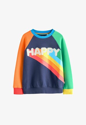 Bunt bedruckter Pullover mit einem dunkelblauen Körper, orangefarbenen, grünen und gelben Raglanärmeln, der einen großen "HAPPY"-Schriftzug und Regenbogenstreifen zeigt.