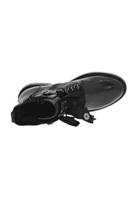 Bottine en cuir noir avec lacets et accents métalliques, présentant un dessus texturé, un bout rond et une sangle décorative avec un détail floral.