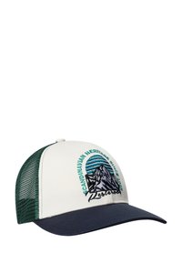 Lastbil cap med hvid front, grøn mesh-sider og en mørkeblå skygge. Har bjergbroderi og tekst i teal og sort.