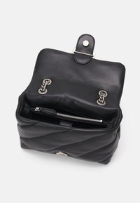 Zwarte lederen tas met een gestikte uitstraling, zilverkleurige hardware, een drukknoopsluiting en een binnenzak met rits. De open bovenkant onthult een gevoerde binnenkant.
