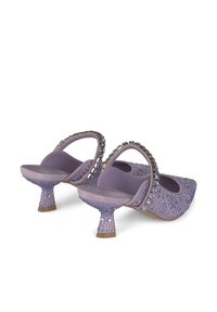 Scarpe in rete viola con punta affusolata, decorate con accenti di perline e strass, dotate di un tacco corto e svasato.