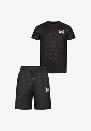 Sort træningssæt bestående af en kortærmet skjorte og shorts, begge med et geometrisk mønster og "Tapout"-logo på brystet og siden.