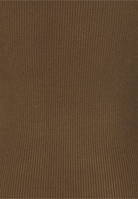 Brun ribbad tyg med en texturerad yta, med vertikala ränder, lämplig för olika klädesplagg.