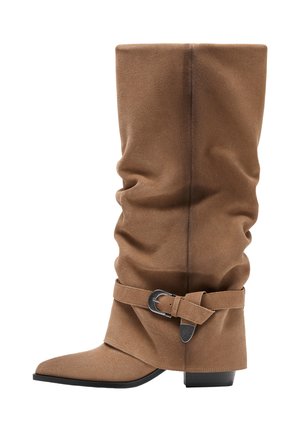 Botte hautes brun floues en daim doux, avec un orteil carré et une ceinture décorative avec une boucle en métal à la cheville.