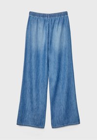 Ljusblå vida jeans med elastisk midja och utan synliga fickor, visade mot en enkel ljusgrå bakgrund.