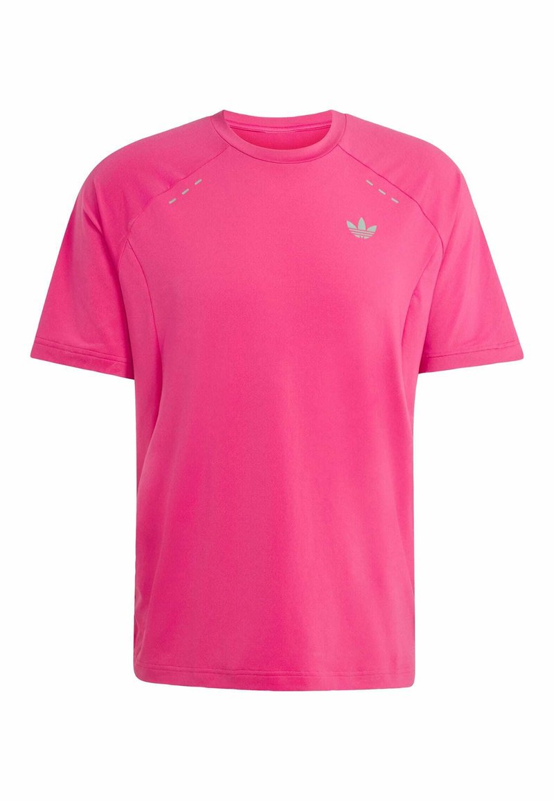 Camiseta deportiva de manga corta de color rosa brillante con cuello redondo y pequeño logo claro en el pecho izquierdo sobre fondo blanco.