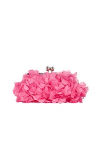 Pochette floreale rosa realizzata con petali di tessuto. Presenta una chiusura argentata e una parte superiore arrotondata. Texture morbida con un design a strati.