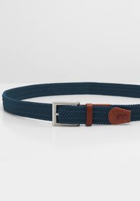 Gewebter blauer Gürtel mit strukturiertem Finish, silberner Metallschnalle und braunen Lederelementen am Gürtelhalter und am Ende.