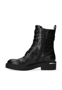 Černá kožená kotníková bota s krokodýlím vzorem, šněrování vpředu, boční zip, poutko a robustní podpatek s kovovým akcentem.