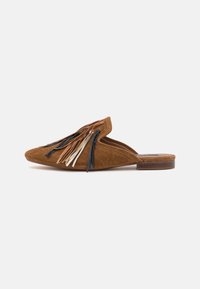 Barna velúrbőr slip-on papucs, hegyes orral és fekete, barna, valamint fehér fröccsölésekkel, alacsony fából készült sarokkal.