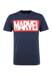 Mörkblå bomulls t-shirt med ett stort röd och vitt pixelerat "MARVEL"-grafik på framsidan och en klassisk crew neck-design.