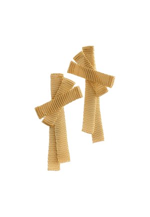 Deux paires de boucles d'oreilles suspendues en maille ton or avec des bandes superposées et texturées disposées verticalement sur fond blanc.