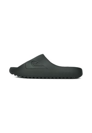 Sort slip-on slide-sandal med tekstureret sål og præget logo på siden, designet til afslappet brug.