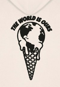 Felpa bianca con cappuccio caratterizzata da un ricamo nero di un cono gelato che si scioglie con un globo, circondato dal testo "IL MONDO È NOSTRO."