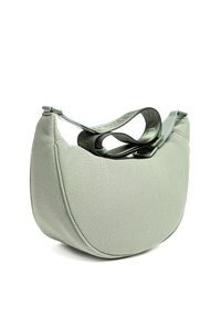 Torebka hobo w jasnozielonym materiale o gładkiej teksturze i zaokrąglonym kształcie. Wyposażona w kontrastowy, ciemnozielony pasek. Minimalistyczny design.