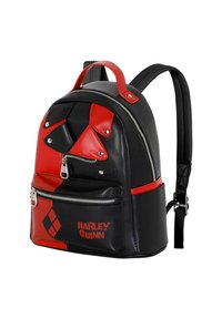 Mochila de cuero negra y roja con acentos triangulares, múltiples bolsillos con cremallera y el logo de Harley Quinn en la parte frontal.