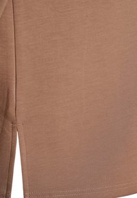 Brązowa tkanina o gładkiej fakturze, z bocznym rozcięciem i widocznym szwem. Projekt jest prosty i minimalistyczny.