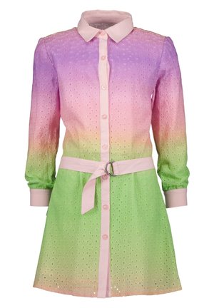 Knopfleid mit Farbverlauf von Lila über Rosa zu Grün, Stoff mit Lochmuster, lange Ärmel, rosa Kragen, Manschetten und Gürtel.