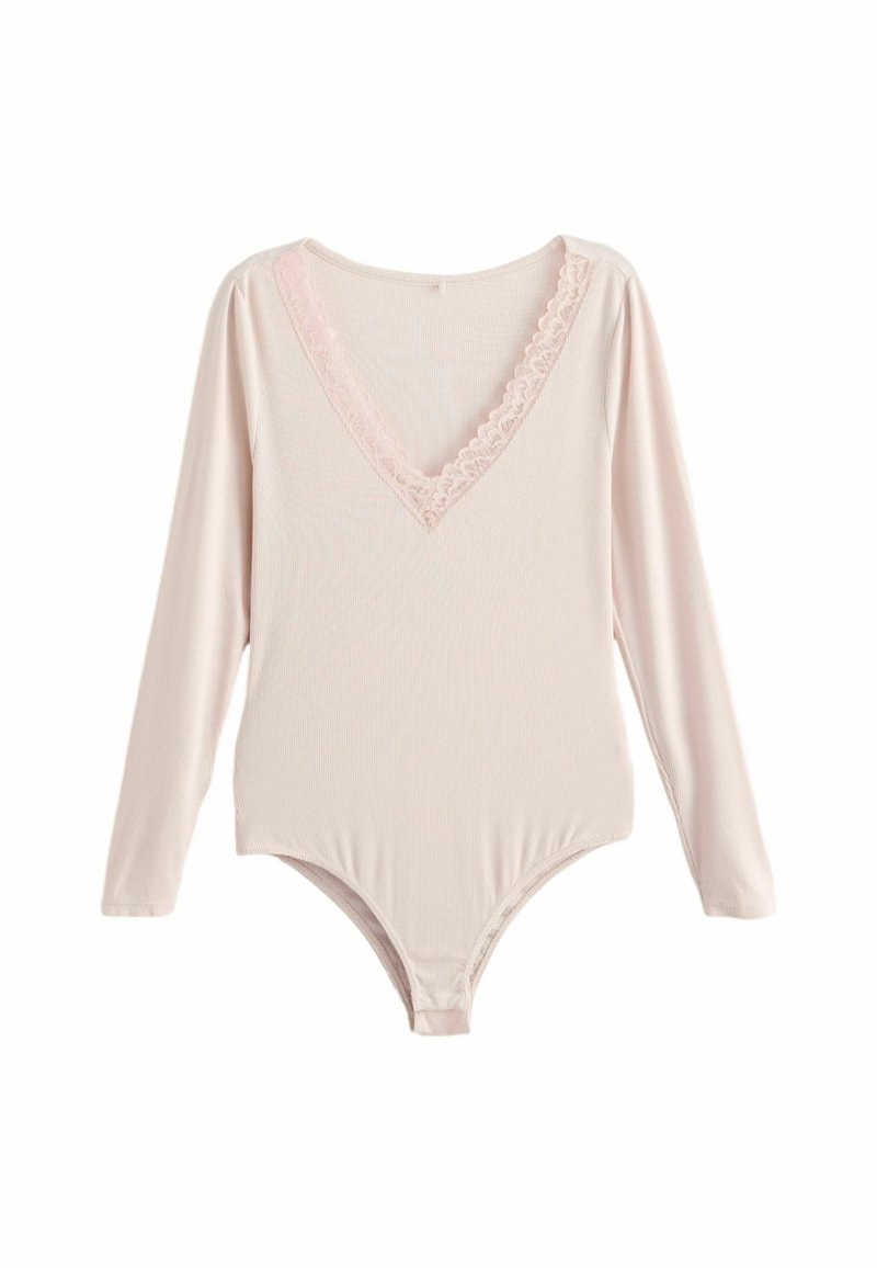 Långärmad bodysuit i mjukt ljusrosa tyg, har en djup V-ringning med spetsdetalj, slät struktur och kroppsnära passform.