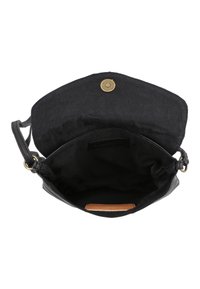 Sort læder crossbody taske med fold-over flap, messingtryk knaplukning og mørkt stoffor. Indeholder et lille lædermærke indeni.