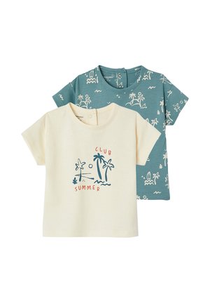 Zwei Kurzarm-Kinder-T-Shirts, eines cremefarben mit Palmenmotiv und dem Schriftzug "Club Summer", eines türkis mit weißem Insel- und Ozeanmuster.