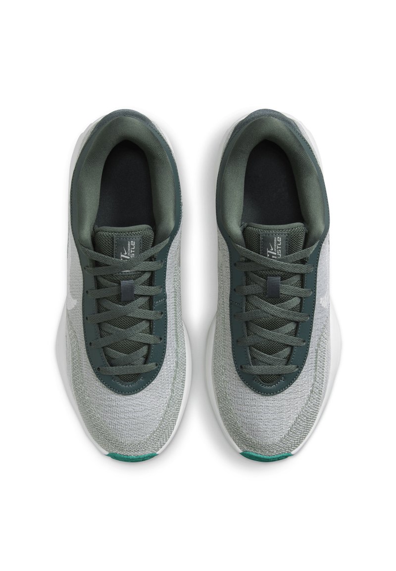 Sneaker mit einem grauen, gestrickten Obermaterial und dunkelgrünen Akzenten, ausgestattet mit einem Schnürdesign, einem gepolsterten Kragen und einer weißen Sohle. Sichtbares strukturiertes Stoffdetail.