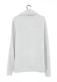 Sudadera gris de manga larga con cuello alto, puños y dobladillo acanalados. Textura suave con un diseño minimalista y sin patrones visibles.